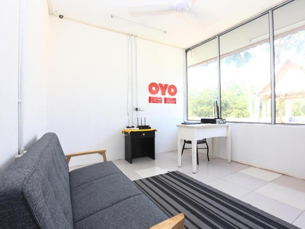 Oyo 89607 Aloha Chalet Kampung Raja Exterior foto