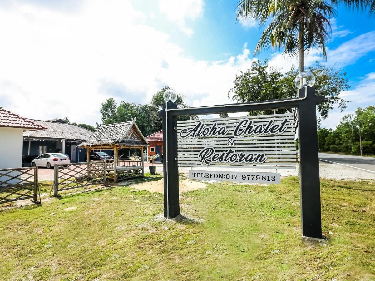 Oyo 89607 Aloha Chalet Kampung Raja Exterior foto